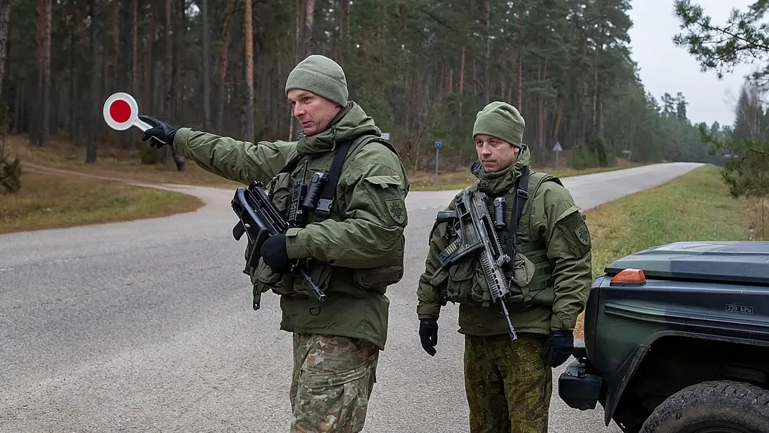 سربازان لیتوانی در راهی نزدیک مرز لیتوانی-بلاروس و روستای یاسکونی، ۱۳ نوامبر ۲۰۲۱ گشت میزنند