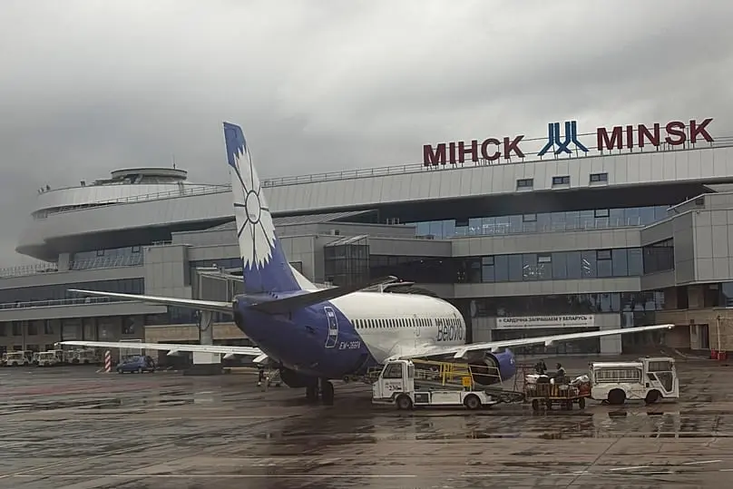 یک بوئینگ ۷۳۷-۳۰۰ از هواپیمایی ملی بلاروس، بلفیا، در فرودگاه ملی مینسک پارک شده است، ۱۶ سپتامبر ۲۰۲۵