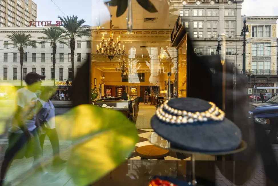 ویترین جواهرفروشی اَدلِر در خیابان کانال