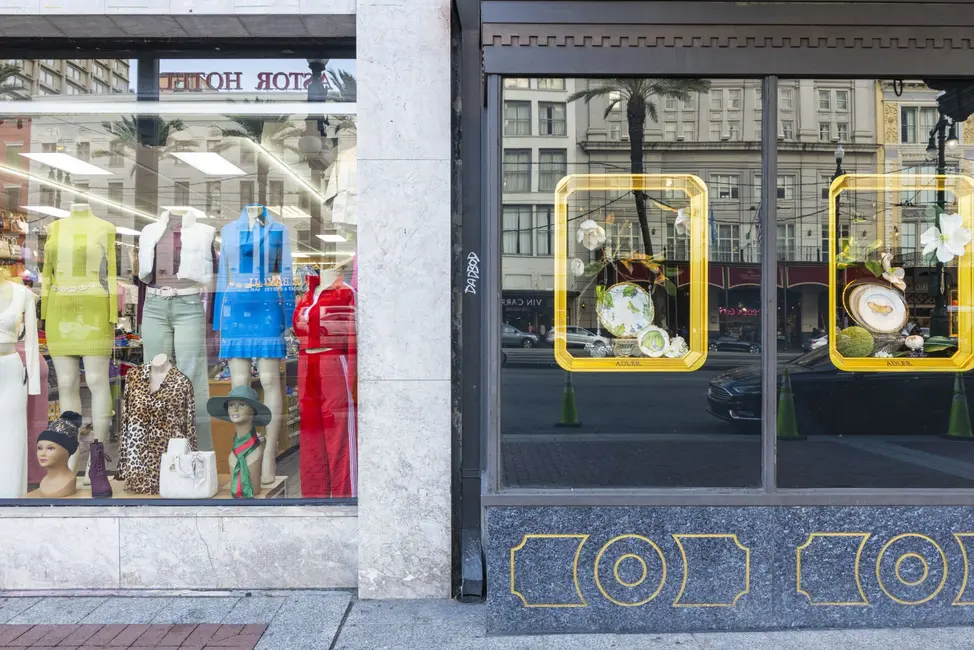 ویترینهای جواهرفروشی اَدلِر در خیابان کانال