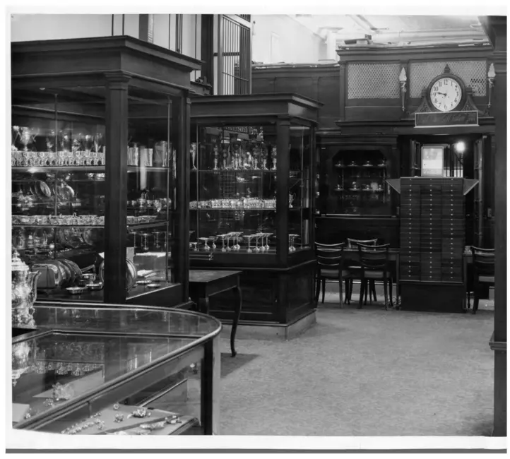 فضای داخلی فروشگاه اَدلِر