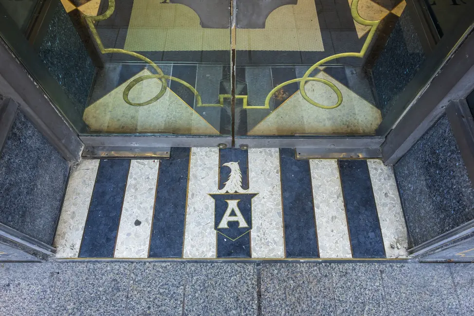 کف ورودی اصلی جواهرفروشی اَدلِر