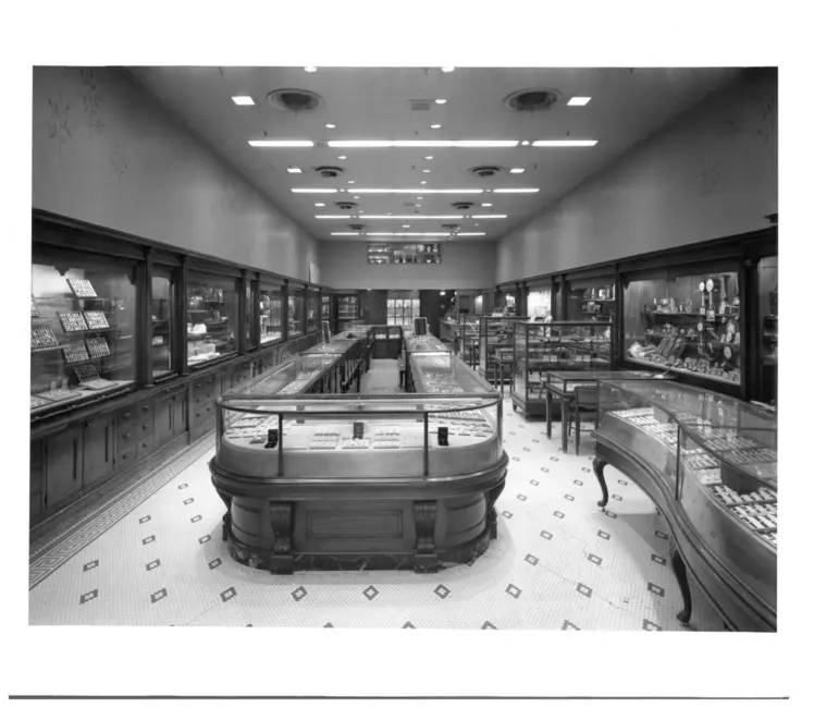 فضای داخلی فروشگاه اَدلِر