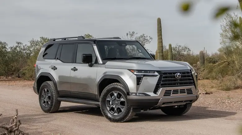 نمای سهرخ جلوی لکسوس GX