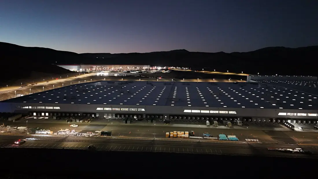 نمای داخلی کارخانه تسلا سمی با ماشین‌آلات بزرگ و نمونه‌های اولیه کامیون