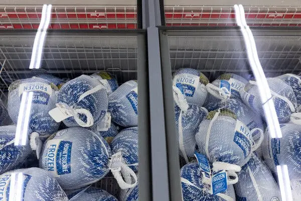 بوقلمون‌های بسته‌بندی‌شده در یک فریزر.