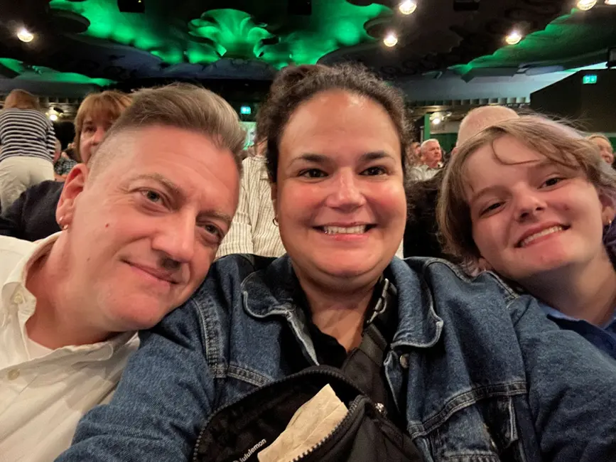 استرید استوری، دارنده بیمه ACA (وسط) به همراه همسرش دنیس و دخترش هارلی در این عکس تاریخنخورده.