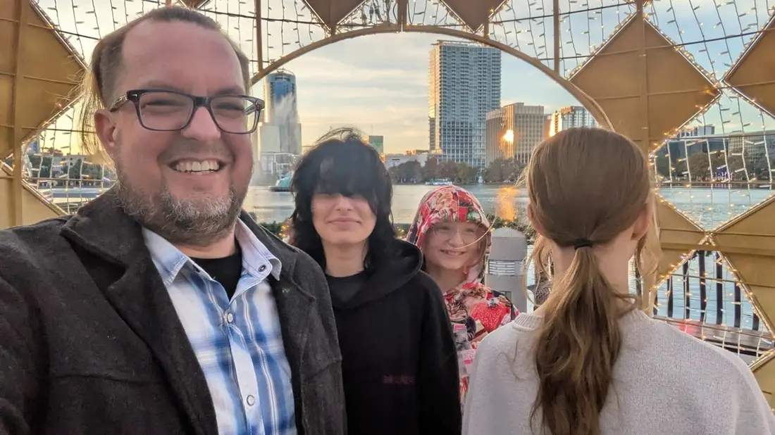 نیتن بوی، دارنده بیمه ACA از اورلاندو، فلوریدا، در این سلفی با سه فرزندش، ۲۵ دسامبر ۲۰۲۴.