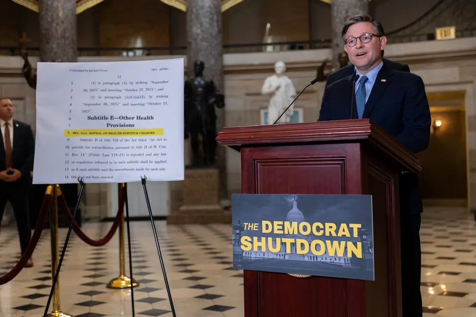 مایک جانسون، رئیس مجلس نمایندگان (جمهوریخواه-لوئیزیانا)، در یک کنفرانس مطبوعاتی درباره تعطیلی دولت در واشنگتن دی.سی.، ۳ اکتبر ۲۰۲۵، سخنرانی میکند.