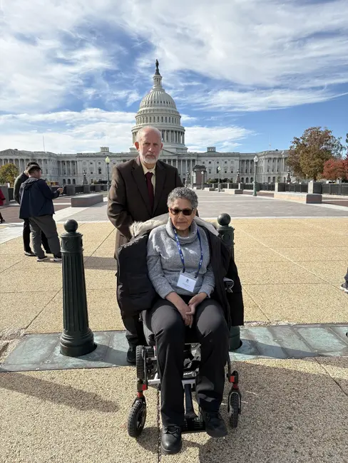 داگ و شادین بوچارت، دارندگان بیمه ACA از الجین، ایلینوی، در مقابل ساختمان کنگره در واشنگتن دی.سی.، ۴ نوامبر ۲۰۲۵، عکس میگیرند.