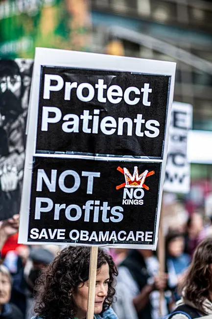 عکس: تظاهرکنندگان در راهپیمایی اعتراضی «نه به پادشاهان» در شهر نیویورک، ۱۸ اکتبر ۲۰۲۵