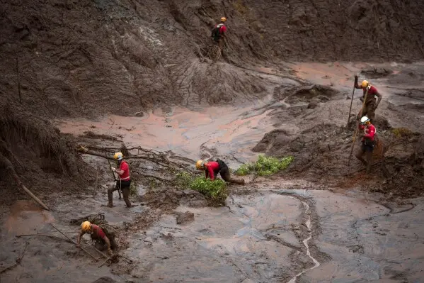 امدادگران در جستجوی قربانیان پس از شکستن سد در شهر بنتو رودریگز در ایالت میناس ژرایس، برزیل، ۸ نوامبر ۲۰۱۵. (عکس از AP/فیلیپه دانا، فایل)