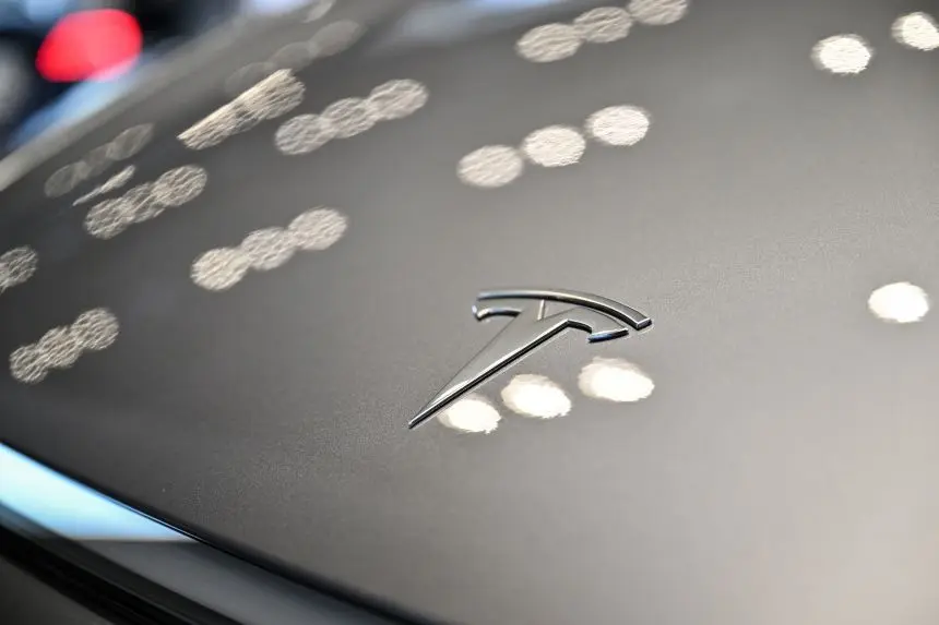 خودروی تسلا مدل Y در نمایشگاهی از تولیدکنندهٔ خودروهای الکتریکی آمریکا، واقع در ناحیهٔ جینگآن، شهر شانگهای، چین شرقی، در تاریخ ۱۱ مارس ۲۰۲۵ مشاهده میشود.