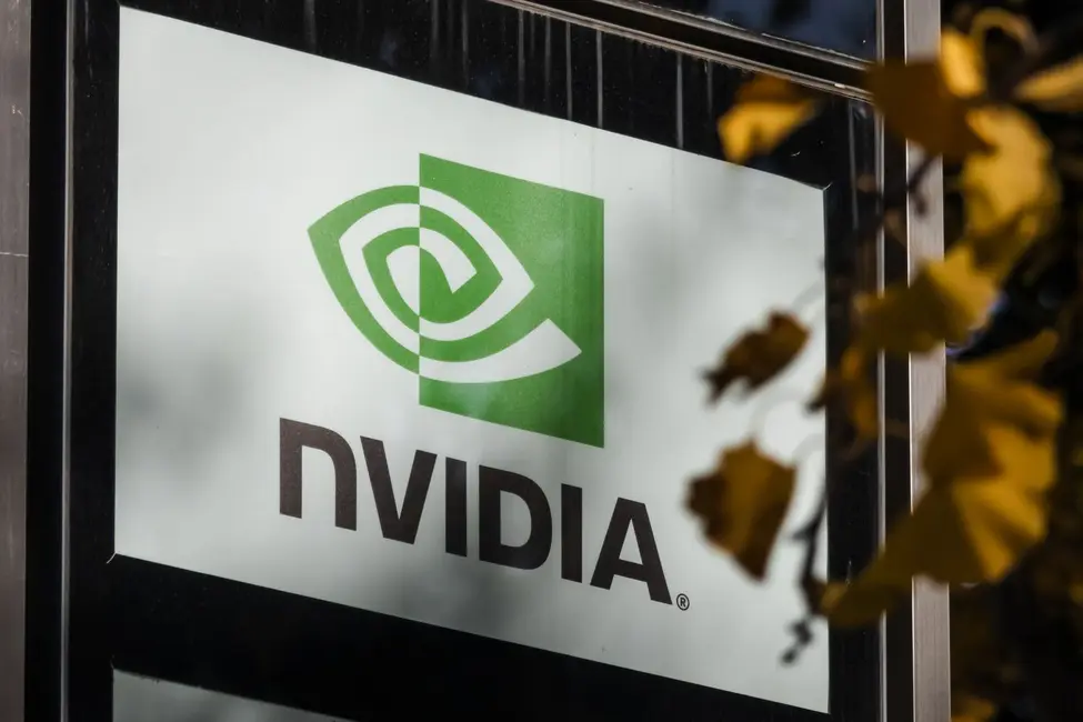 لوگوی NVIDIA بر روی ساختمانی در پکن در تاریخ 11 نوامبر 2025 دیده میشود.