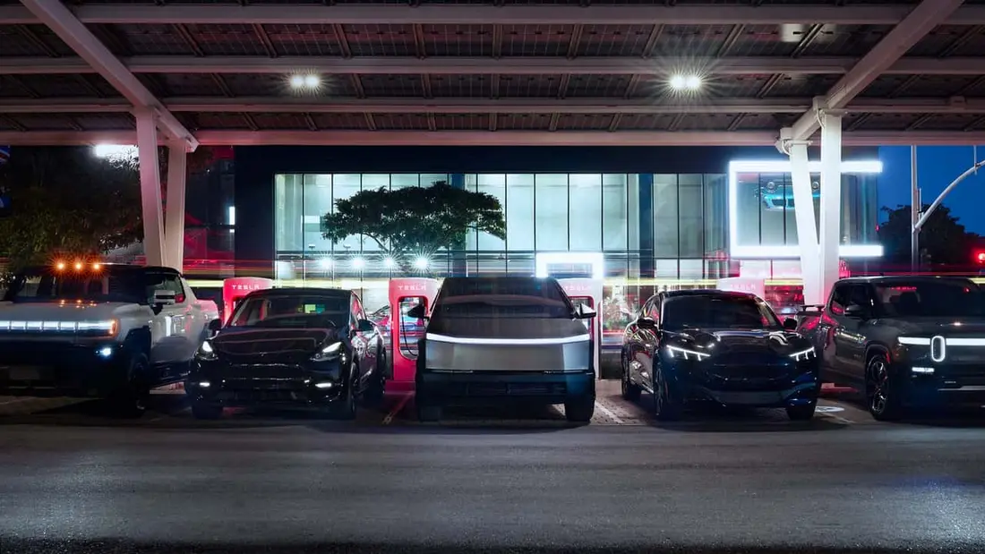 هاممر EV، تسلا مدل Y، تسلا سایبرترک، فورد مستنگ ماچ‑E و ریویان R1T در ایستگاه سوپرشارژ تسلا