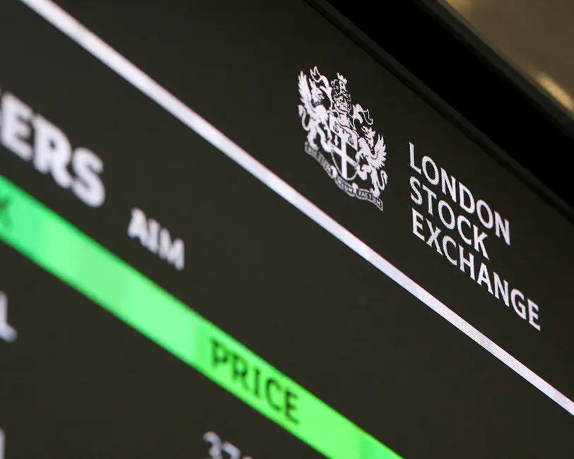 دادههای بازارهای مالی بر روی یک صفحه نمایش در ساختمان مرکزی LSEG (گروه بورس لندن) در میدان پاترنوستر، لندن نمایش داده میشوند.