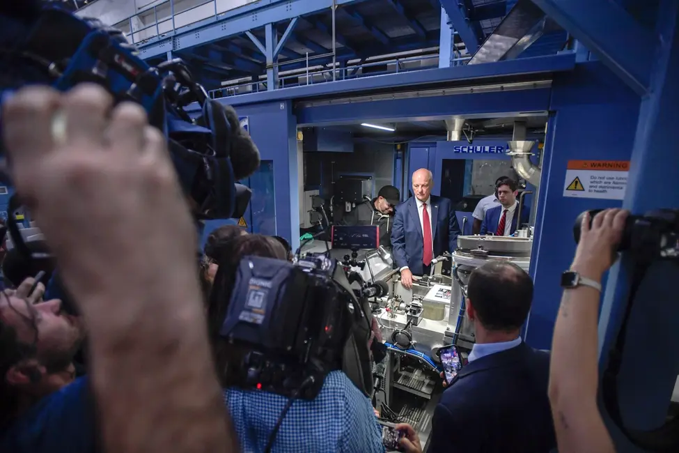 عکس: خزانه‌دار ایالات متحده براندون بیچ، آخرین پنی را در 12 نوامبر 2025 در فیلادلفیا توسط سکه‌سازی آمریکا تمپر می‌کند.