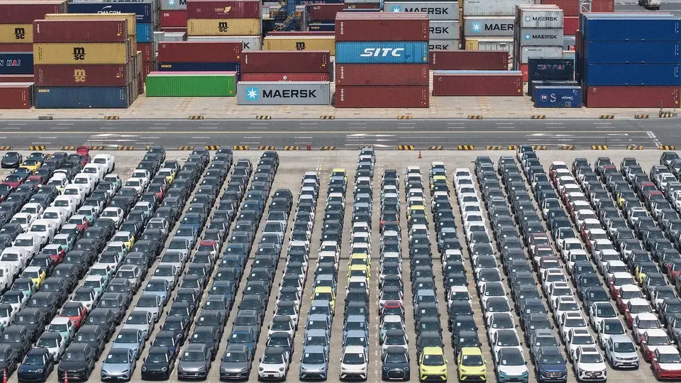 عکس خودروهای برقی که در ترمینال بندر شانگهای منتظر بارگیری بر روی کشتیها برای صادرات هستند.