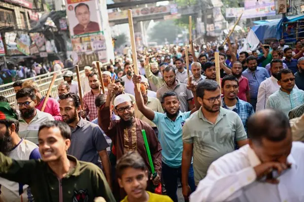 فعالین حزب جماعت اسلامی بنگلادش یک تجمع اعتراضی علیه «قرنطینه» سراسری که توسط نخستوزیر سُتاتشده شیخ حسینه و حزب حاکم پیشین لیگ Awami دعوت شده بود، در داکا، بنگلادش، پنجشنبه ۱۳ نوامبر ۲۰۲۵ برگزار کردند. (عکس AP/محمود حسین اوپو)