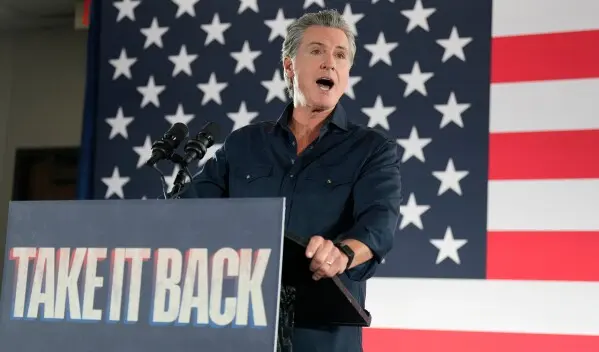 فرماندار گَوین نیوسام ایالت کالیفرنیا در تظاهراتی همراه با دمکرات‌های شهرستان هریس در سالن اتحادیه IBEW محلی ۷۱۶، روز شنبه، ۸ نوامبر ۲۰۲۵، در هوستون سخنرانی کرد. (عکس AP/کارن وارن، فایل)