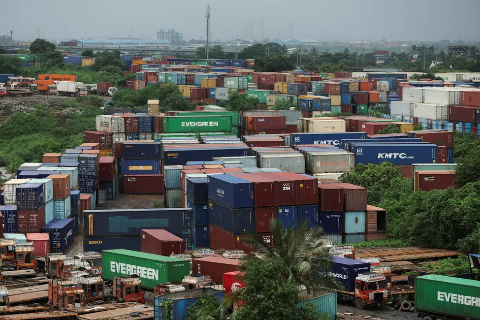 کانتینرهای حملونقل در انبار نووی ممبای ذخیره شدهاند