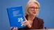رئیس شورای اقتصاددانان آلمان، مونیکا شنیتزر، گزارش سالانهٔ شورا را به نمایش میگذارد