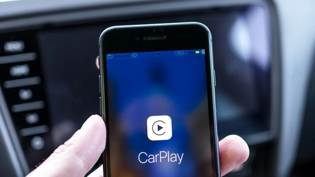 مِسکولک، مجارستان - 20 مه 2018: Apple CarPlay بر روی آیفون 8 متصل به یک خودروی اسکودای جدید فعال شد.