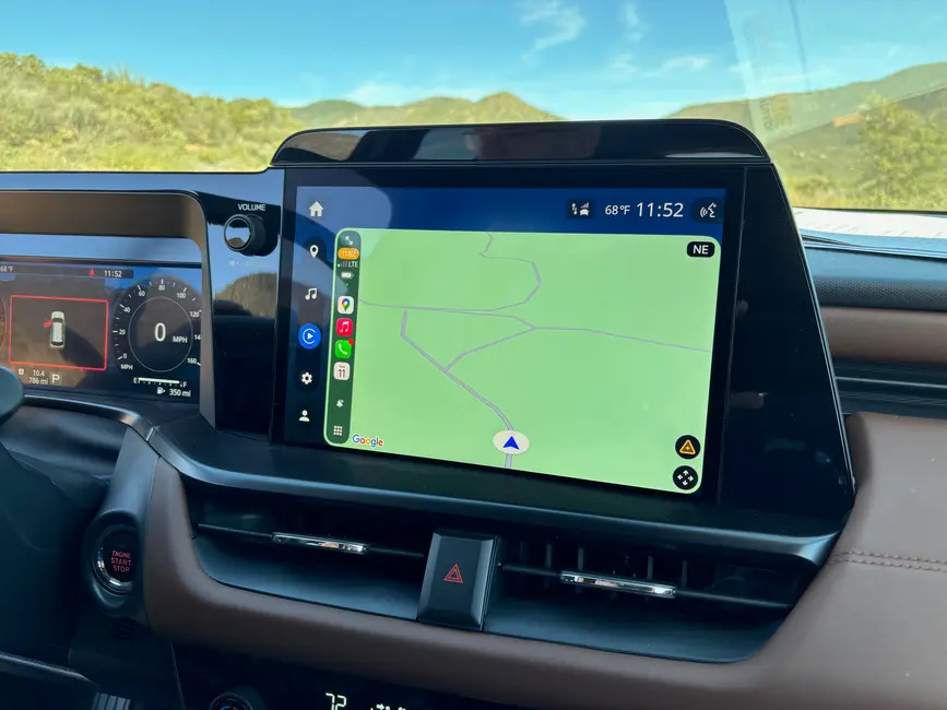 صفحه نمایش لمسی سوبارو اوت‌بک ۲۰۲۶ به حالت افقی درآمده و برای استفاده آسان‌تر، بازآرایی شده است.