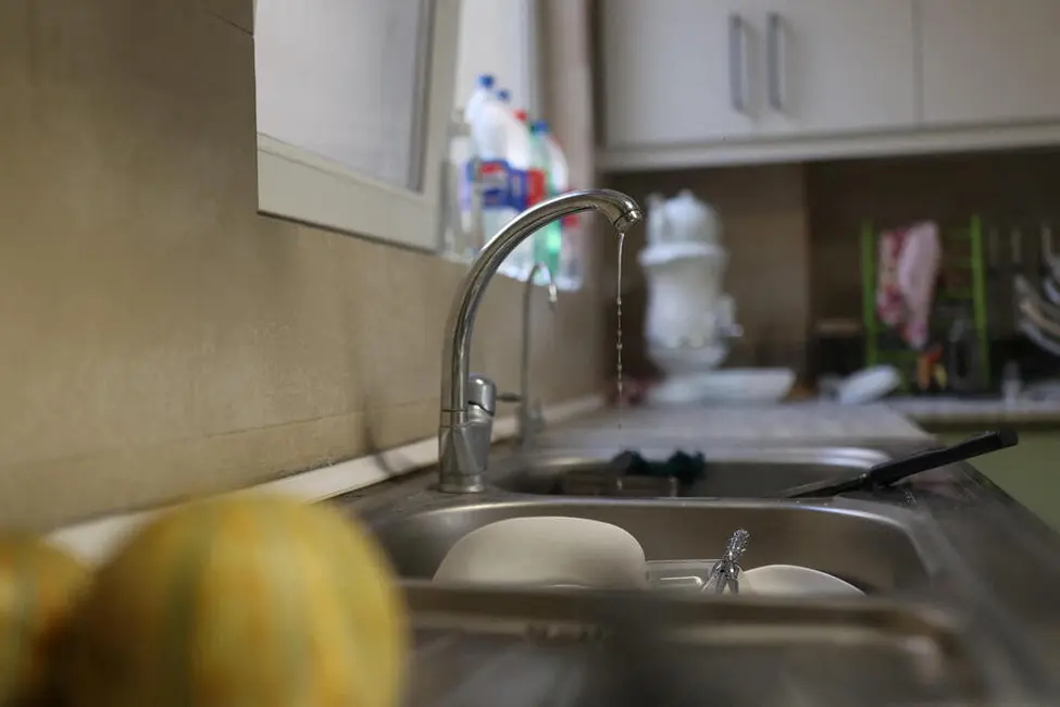 فشار آب پایین در شیر یک خانهٔ تهران