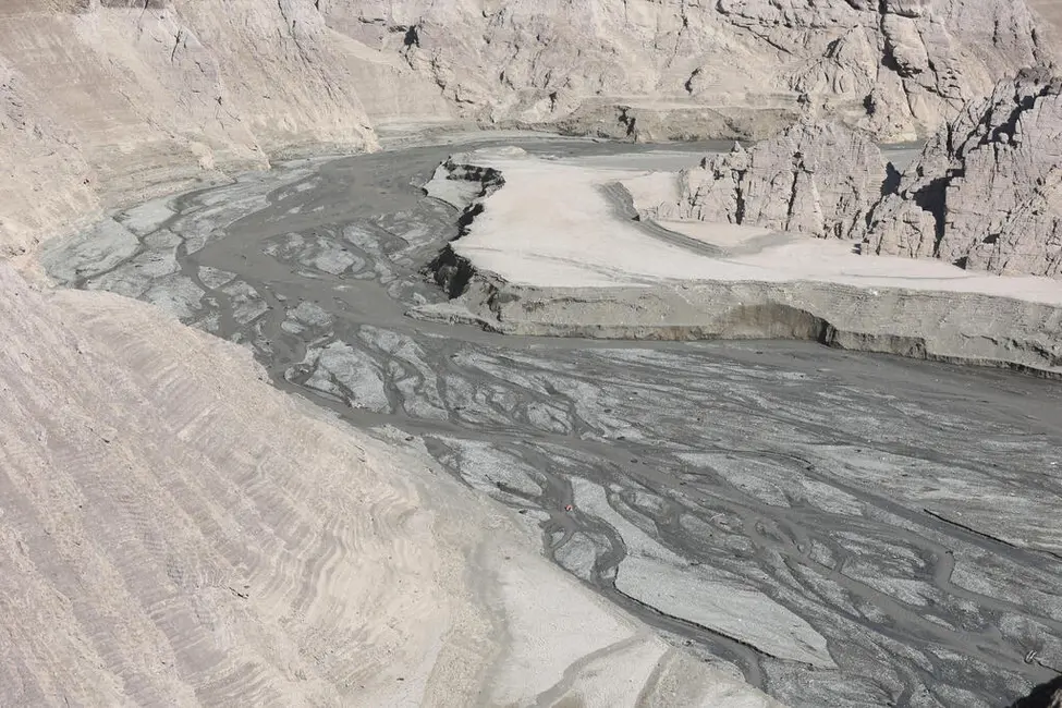 سد امیرکبیر در تهران – بحران آب در خشکسالی