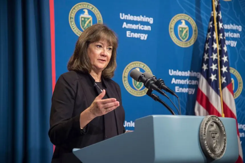 کارن ایوانز در حین مراسم سوگندپذیری به عنوان معاون امنیت سایبری وزارت انرژی در اکتبر ۲۰۱۸ سخن می‌گوید.