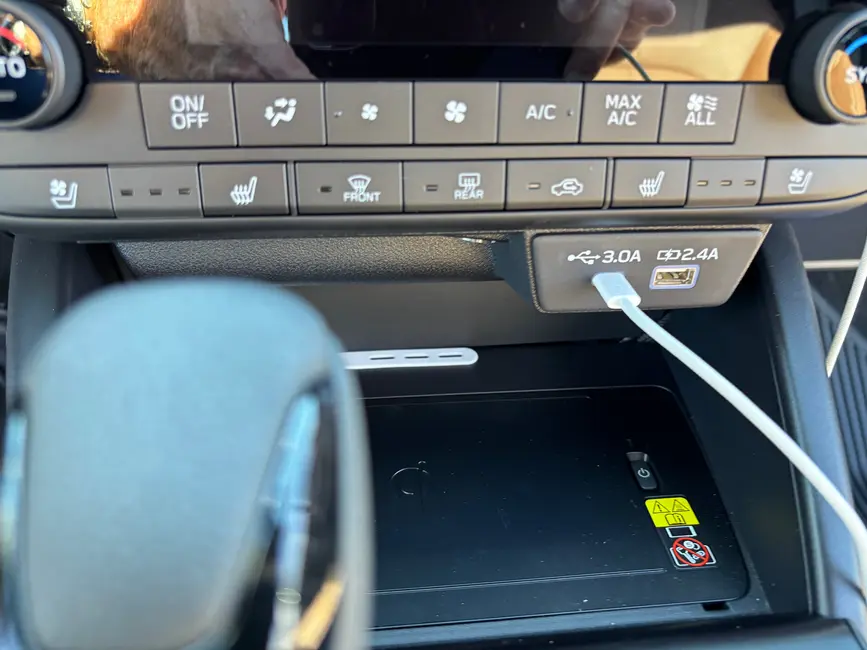 سوبارو اوتبک 2026 دکمه‌ها و دیال‌های فیزیکی برای کنترل اقلیم اضافه می‌کند.