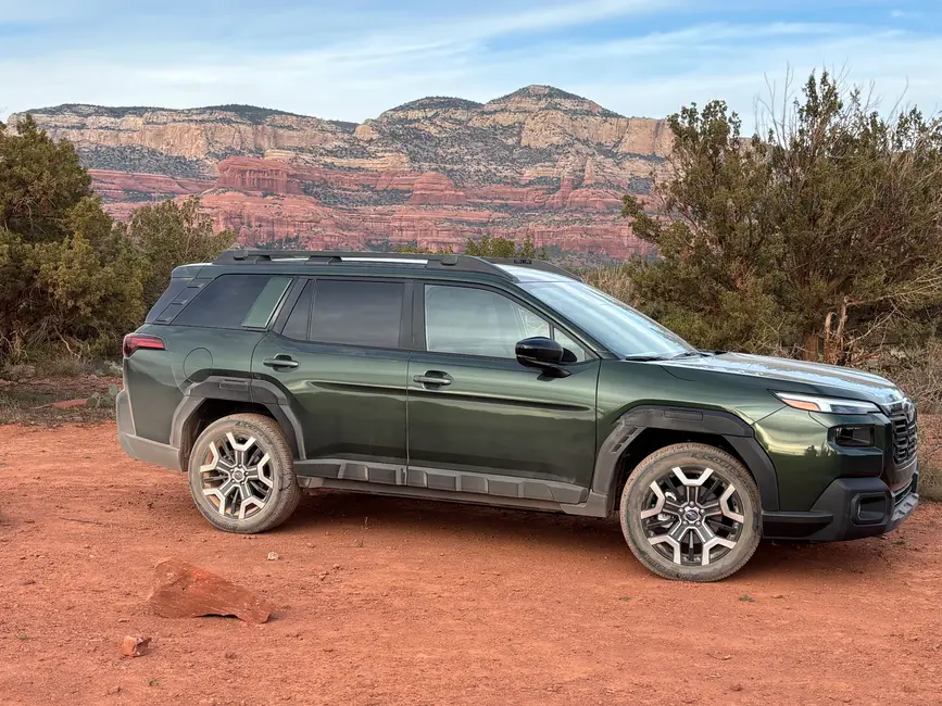 سوبارو اوتبک 2026 دارای کنترل‌های بهبود یافته و سیستم رانندگی بدون دست در دسترس است.