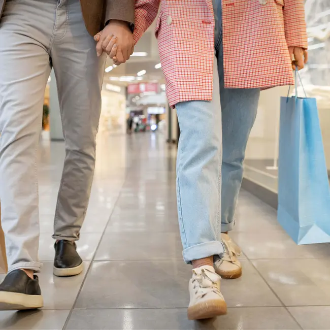 مردم در یک مرکز خرید مشغول خرید هستند