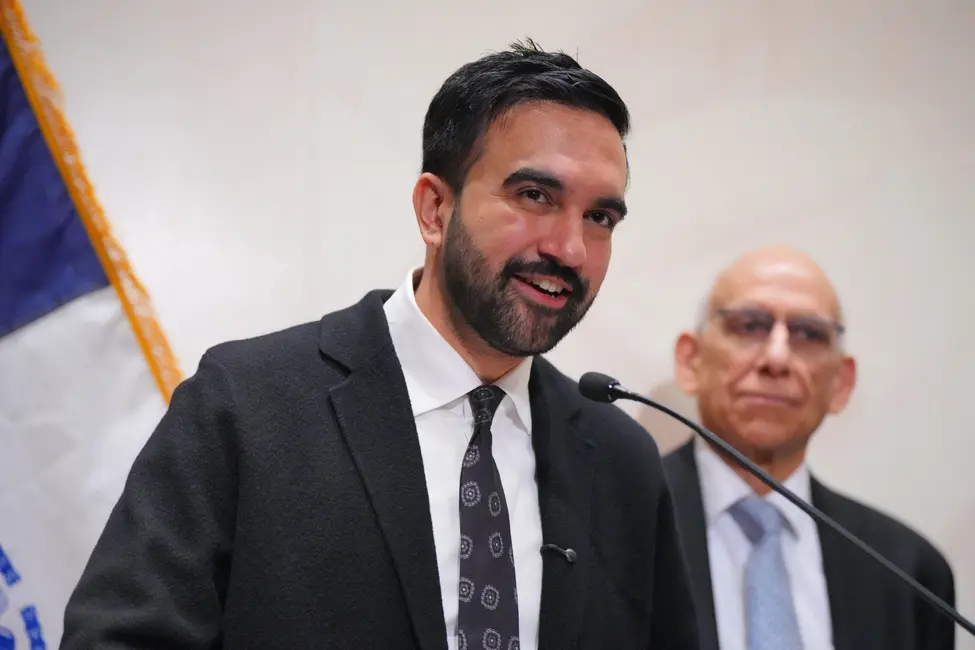 شاخص منتخب شهر نیویورک سیتی، زوهران ممدانی، در کنفرانس خبری مؤسسهٔ سیاستگذاری عمومی روتلاسهائوس در کالج هانتر، دوشنبهٔ ۱۰ نوامبر ۲۰۲۵ در نیویورک، ایالات متحده؛ جیمز کییوم