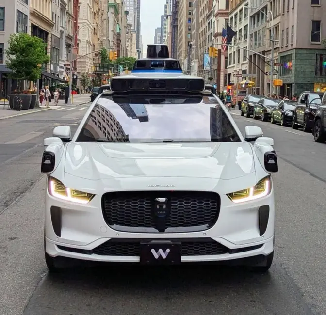 یک روباتاکسی Waymo در خیابانی از نیویورک