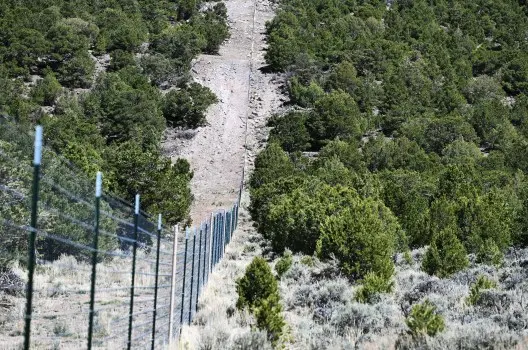 حصاری که مزرعه سیلو ویستا، همچنین شناخته شده به عنوان لا سیررا، را احاطه میکند، در تاریخ ۲۴ آوریل ۲۰۲۴، مناظر نزدیک سان لوئیس، کلرادو را قطع میکرد. (عکس توسط RJ Sangosti/The Denver Post)