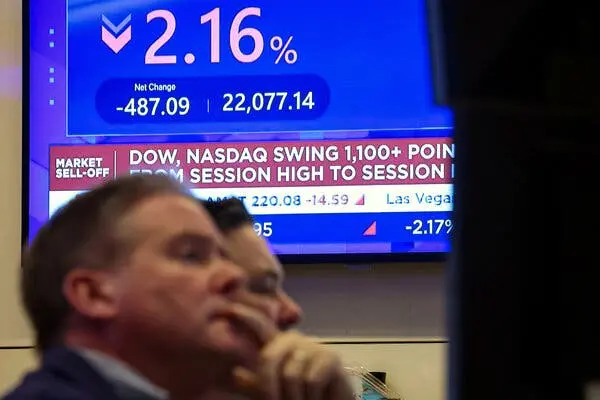 تجارت‌گران در نمایهٔ پروفایل قابل مشاهده‌اند که به سمت آینده می‌نگرند؛ در حالی که یک صفحهٔ آبی بزرگ وضعیت نزولی بازار سهام را نمایش می‌دهد.