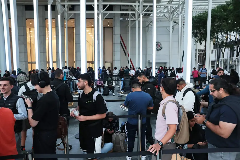 مشتریان در اوایل این پاییز در فروشگاه اپل نیویورک در صف ایستاده‌اند تا مدل‌های جدید آیفون را مشاهده کنند. به‌نظر می‌رسد اقتصاد آمریکا با سرعت مناسبی در حال رشد است، همان‌طور که تعطیلات شکرگزاری نزدیک می‌شود.