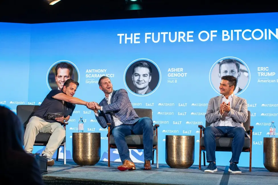 آنتونی اسکاراموچی، مؤسس SkyBridge Capital (چپ) همراه با اریک ترامپ (وسط) و آشر گنوت، رئیس American Bitcoin