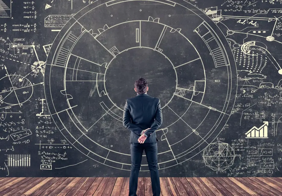 دانشآموزی که فرمولهای ریاضی روی تخته سیاه را حل میکند.