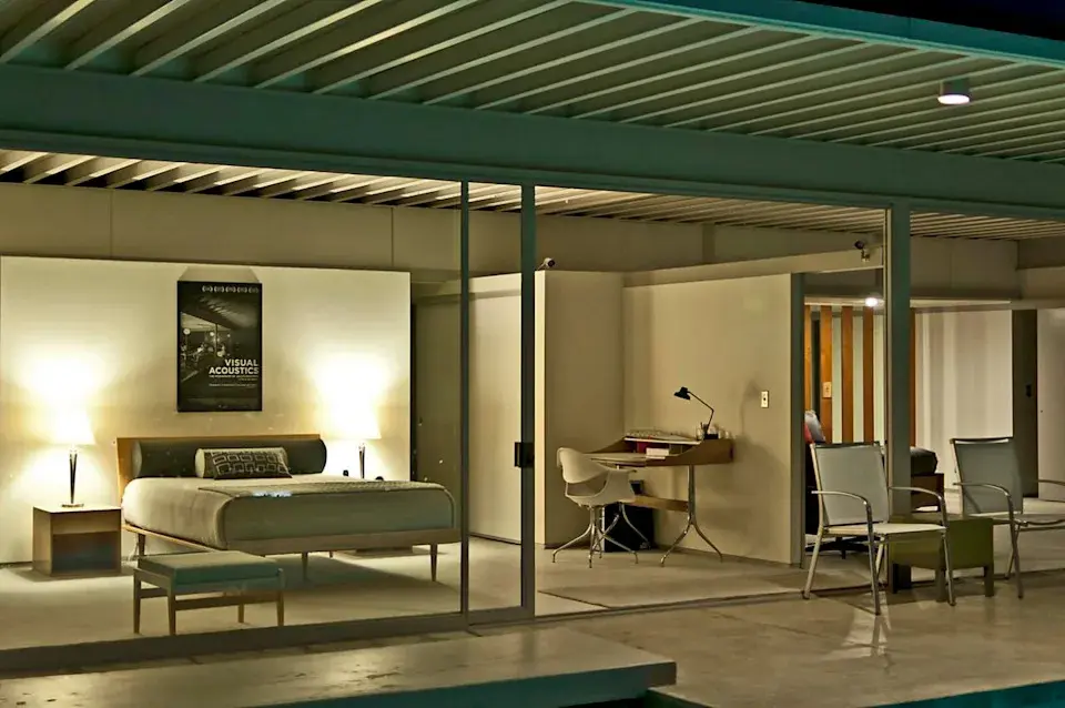 اتاقخوابی با دیوارهای شیشهای