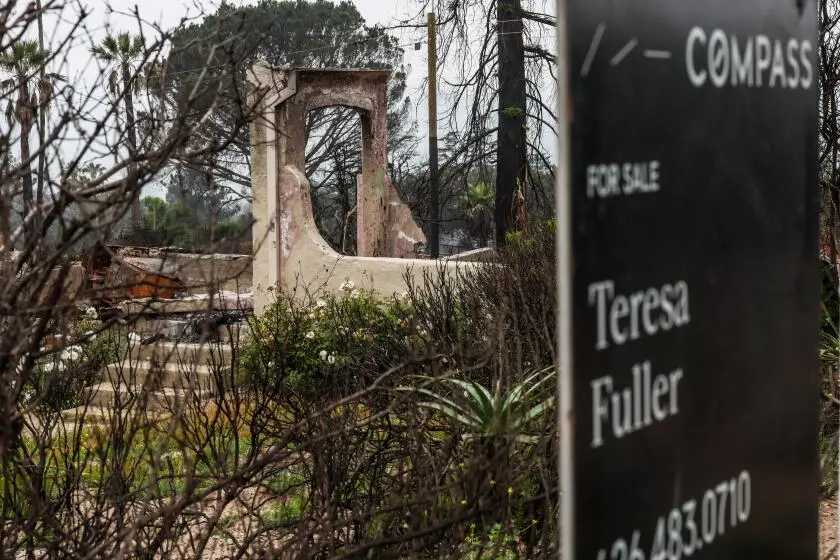 آلتدنا، کالیفرنیا، چهارشنبه، ۴ ژوئن ۲۰۲۵ - خانهای که توسط آتشسوزی ایتن نابود شد، واقع در شماره ۳۳۱۹ خیابان لیک، برای فروش است. (رابرت گوتیه/لا س انتلِز تایمز)