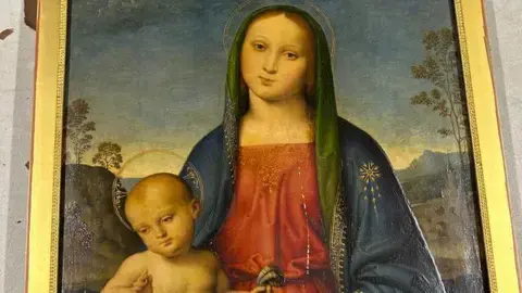 نقاشی رنسانسی از زنی که نوزادی بر زانوهایش نشسته و به سمت جلو نگاه می‌کند – JS Fine Art