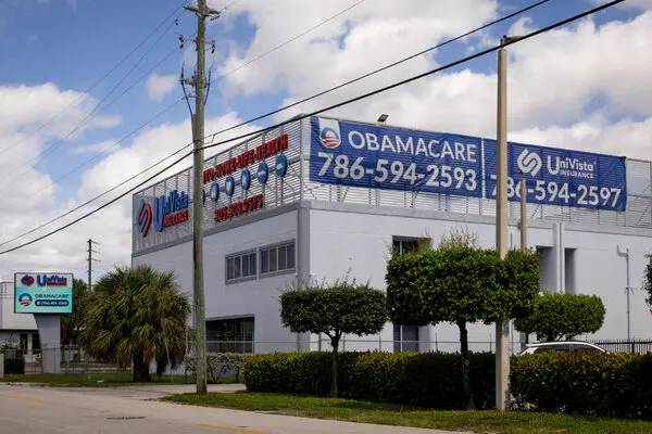 یک بنر بزرگ خدمات بیمه اوباماکر را در یک روز نیمهابری در میامی، فلوریدا تبلیغ میکند.