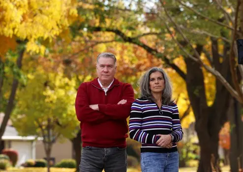 راس و پائولا فورتینی، از لیبرتی‌ویل، در تاریخ ۶ نوامبر ۲۰۲۵. آن‌ها بیمه خود را از طریق بازار تبادل قانون مراقبت مقرون‌صرفه دریافت می‌کنند. اگر یارانه‌های تقویتی پس از پایان امسال ادامه نیابد، حق بیمه ماهانه‌شان بیش از سه برابر خواهد شد. (استیسی وسکات/چیکاگو ترائبون)