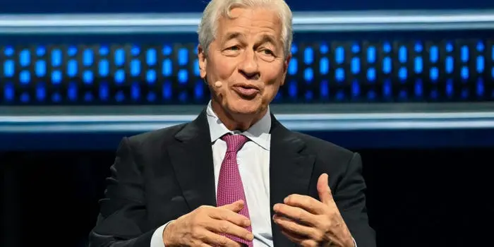 مدیرعامل جیپیمورگان جیمی دیمن در یک رویداد سخن میگوید