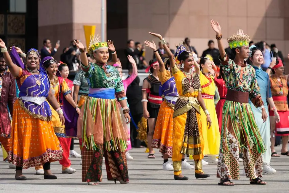 رقصندگان هنگام سوار شدن رئیس‌جمهور دونالد ترامپ به ایرفورس وان در فرودگاه بین‌المللی کوالالا‌لومپور، سِپانگ، مالزی، به‌منظور پرواز به ژاپن، دوشنبهٔ ۲۷ اکتبر ۲۰۲۵ اجرا کردند.