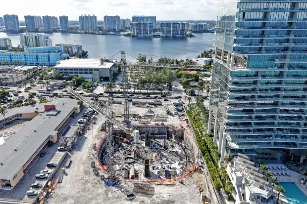 ساخت و ساز در اقامتگاه‌های بنتلی در سانی آیلز بیچ در تاریخ ۲۰ نوامبر ادامه دارد. (Amy Beth Bennett/South Florida Sun Sentinel)