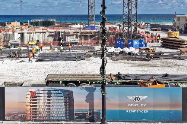 اقامتگاه‌های بنتلی در سانی آیلز بیچ در حال رشد است. ساخت‌و‌ساز نمایان در تاریخ ۲۰ نوامبر، انتظار می‌رود در سال ۲۰۲۸ به‌پایان برسد. (Amy Beth Bennett/South Florida Sun Sentinel)
